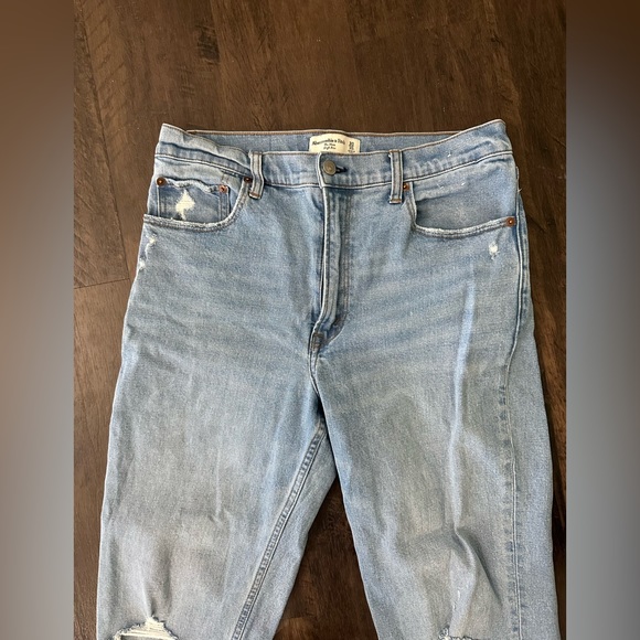 Abercrombie High Rise Mom Jean - Picture 4 of 6